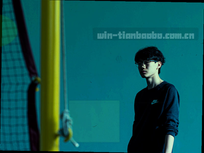 赛场上一名球员奋力冲刺，背景虚化的灯光与观众席
